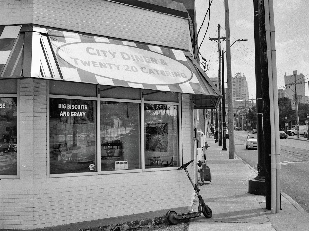 Kansas City Window Washer Uses His Platform to Champion Struggling Local Restaurants