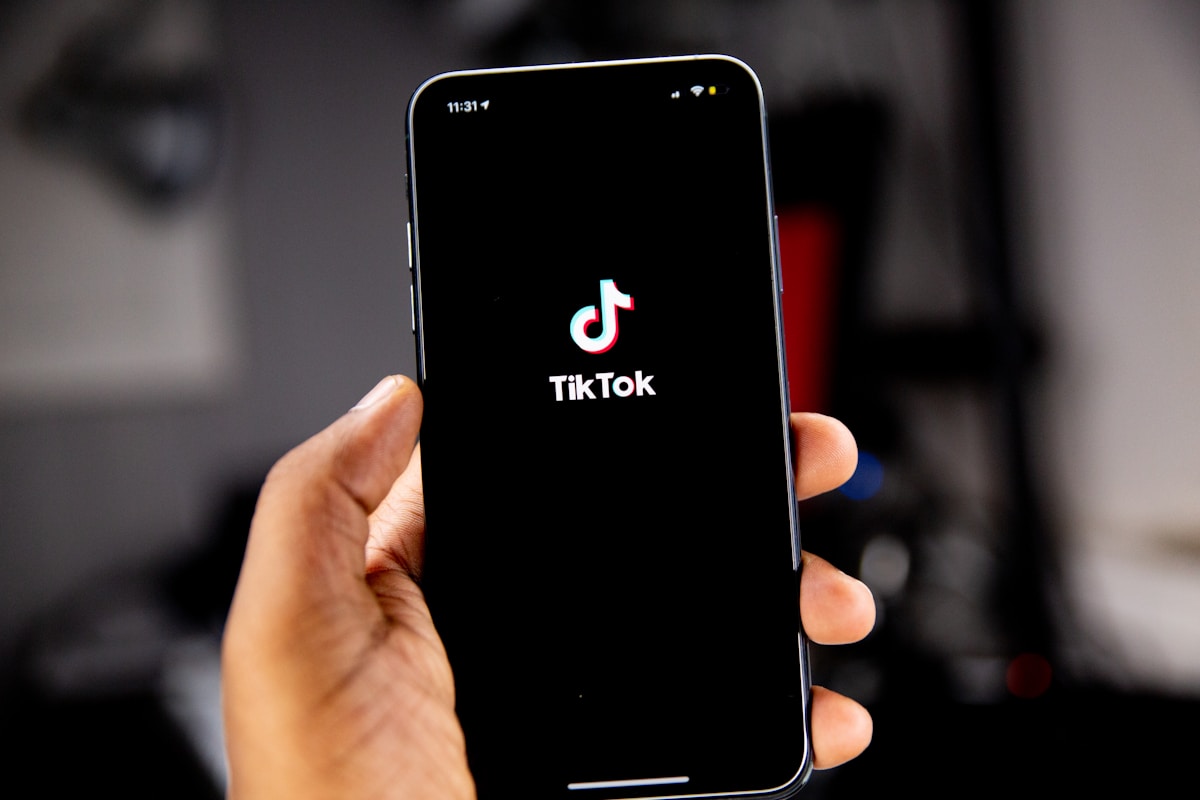 TikTok Community Raises Over $174,000 to Help Disabled Veteran Retire from Airport Job