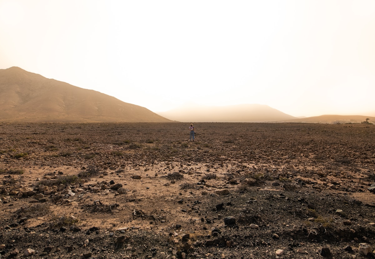 A Speck of Cosmic Light: NASA’s Rover Captures a Rare Portrait of Earth from Mars