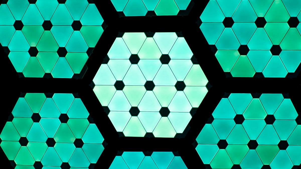 Fascinating 'Einstein Tile' Shape Unlocks New Ways to Control and Twist Light