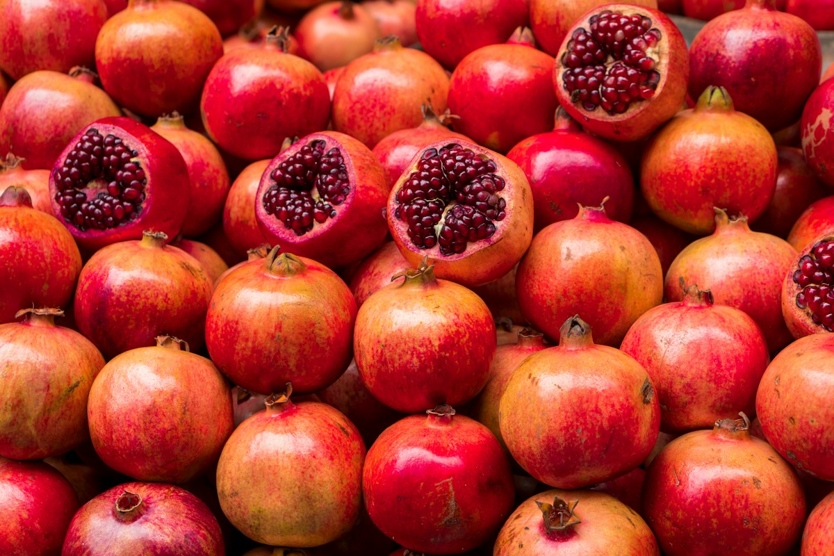 How Berries and Pomegranates Help Our Gut Bacteria Heal the Intestinal Lining