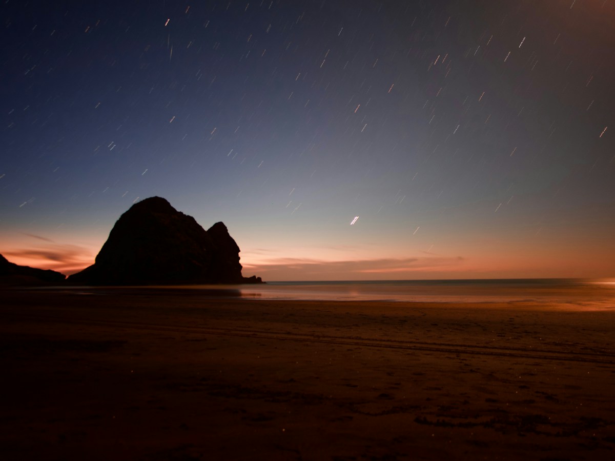 October Skies Offer a Spectacular Show with Saturn, Pleiades, and Halley’s Comet Debris