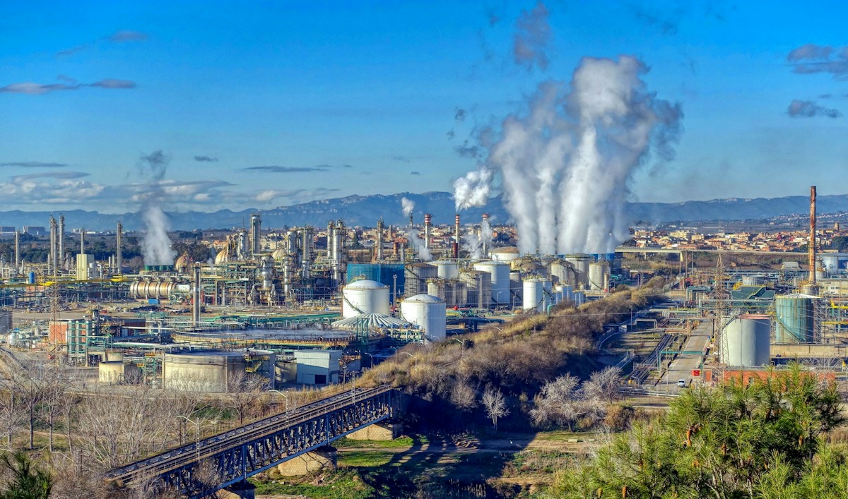 AI Uncovers Thousands of Hidden Chemical Pathways to Turn CO2 Into Clean Fuel