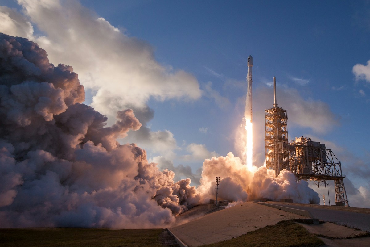 Pre-Dawn SpaceX Launch Delivers Medical Experiments and Spectacular Sky Display