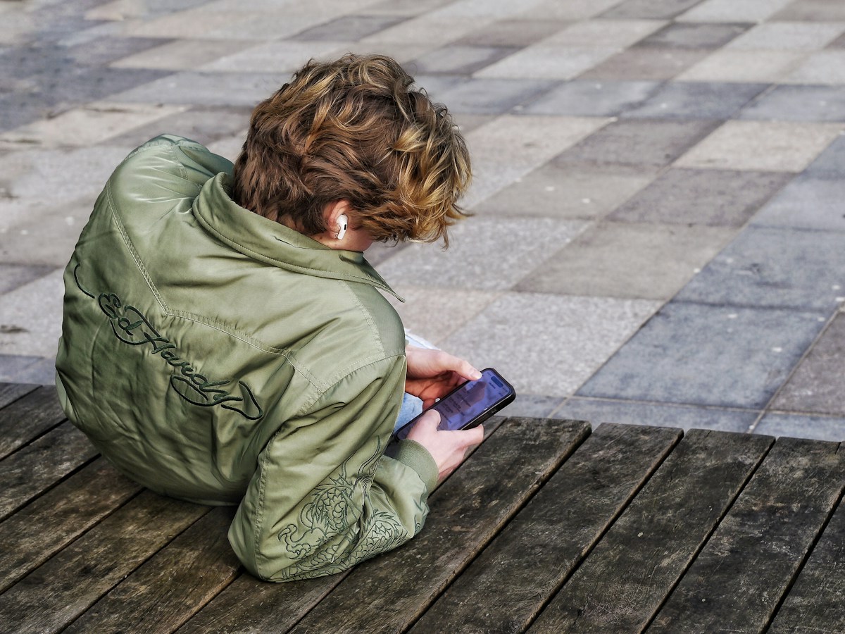 Teenager Develops Offline Messaging App to Keep People Connected During Natural Disasters
