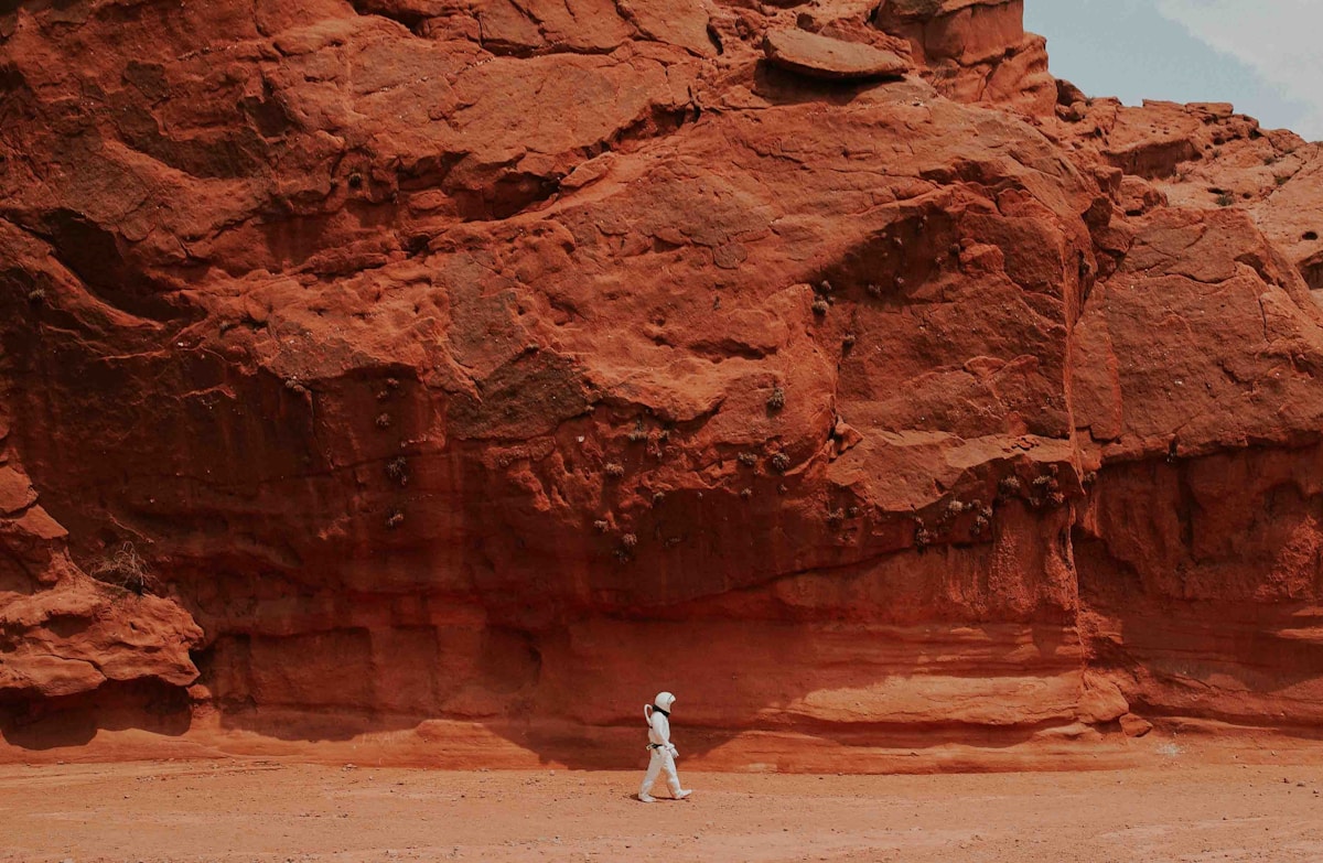 Super-Smart Robot Walks Around Mars Looking for Life All by Itself!