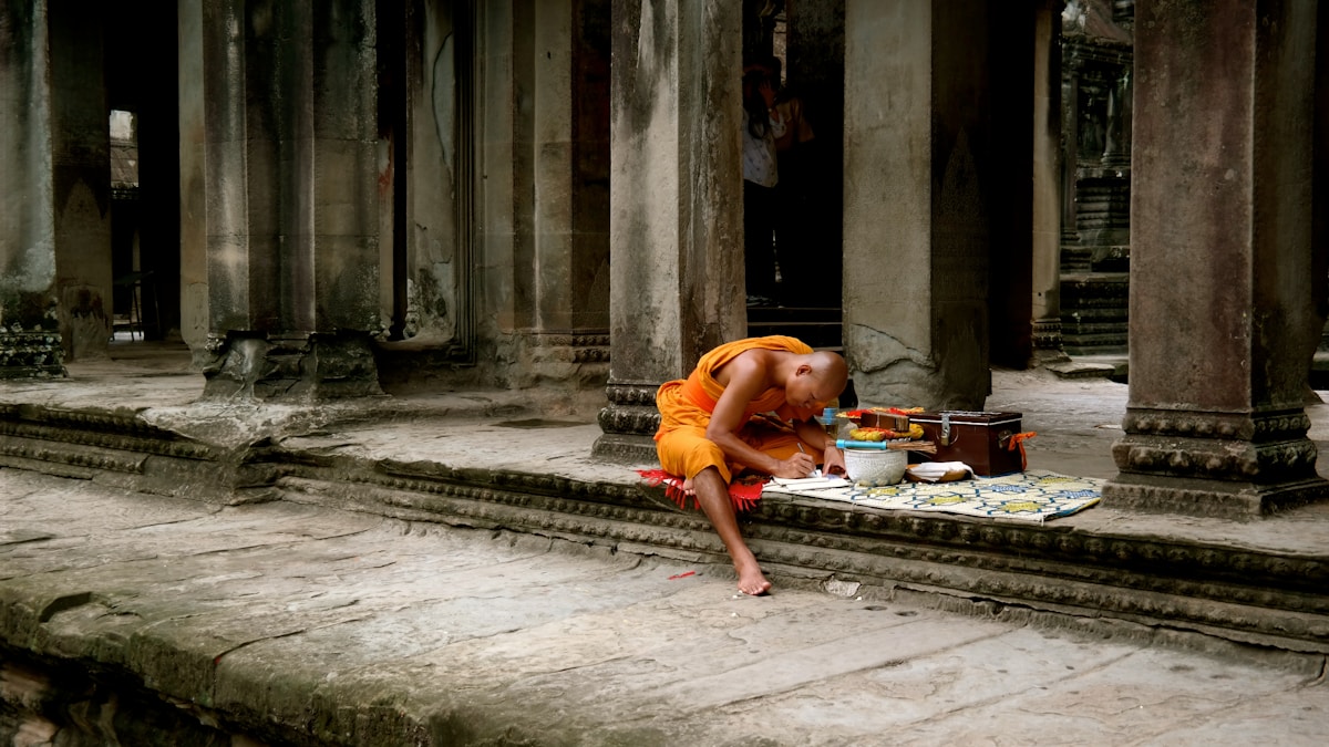 Robot Monk Bows and Prays in South Korean Temple!