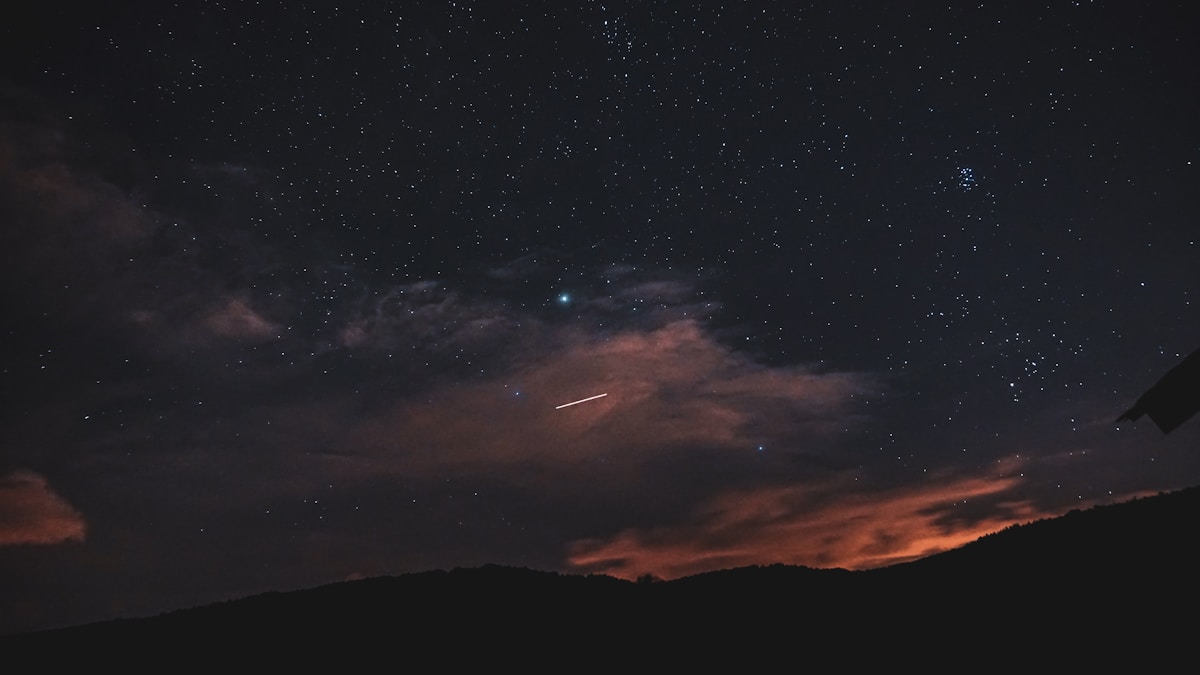 Space Rock Breaking Apart! Scientists Find Clues in Fiery Streaks