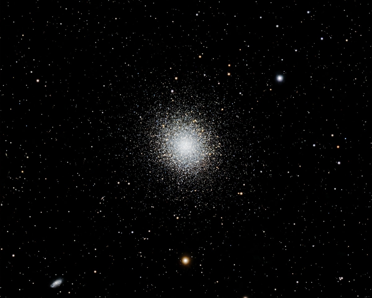 A Sparkly Cosmic Ocean of 500,000 Stars Shines in Space!