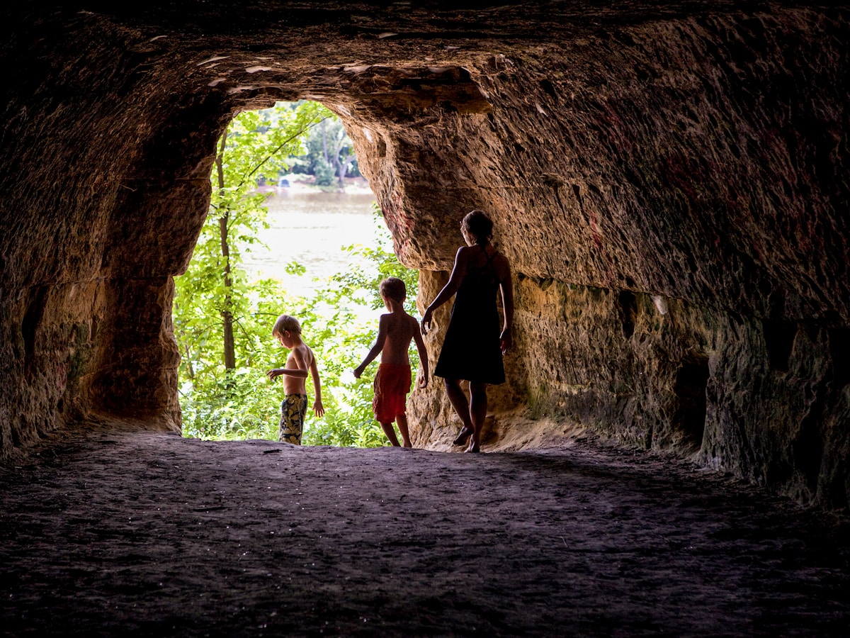 Hidden Clues in Ancient DNA Reveal the Secret Lives of Neanderthals!