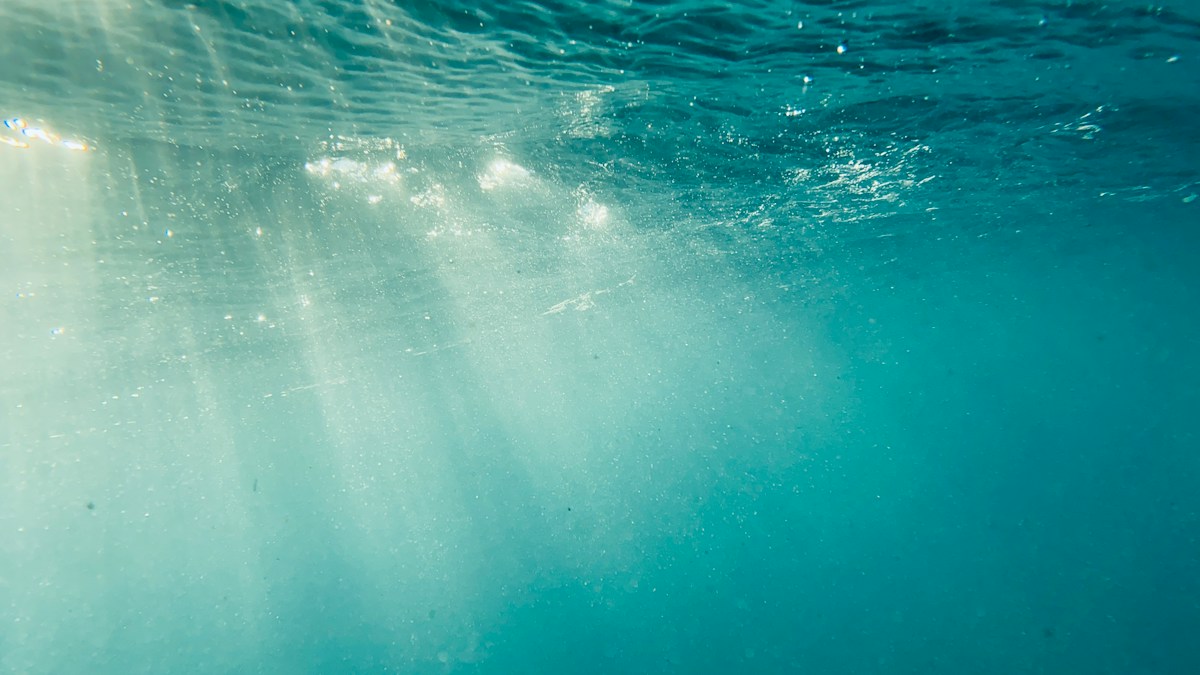 This New Solar Machine Turns Salty Ocean Water Into Fresh Drinking Water!